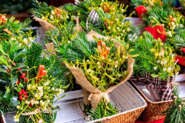 Noel pazarında ökseotu buketleri satılıyor