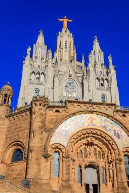 Barselona, Katalonya, İspanya 'daki Tibidabo Dağı zirvesinde İsa' nın Kutsal Kalbi 'nin Expiatory Kilisesi