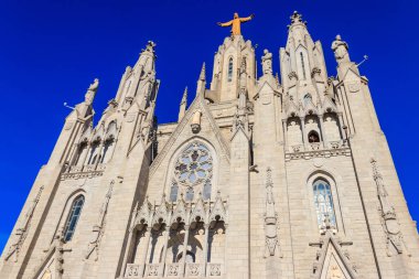 Barselona, Katalonya, İspanya 'daki Tibidabo Dağı zirvesinde İsa' nın Kutsal Kalbi 'nin Expiatory Kilisesi