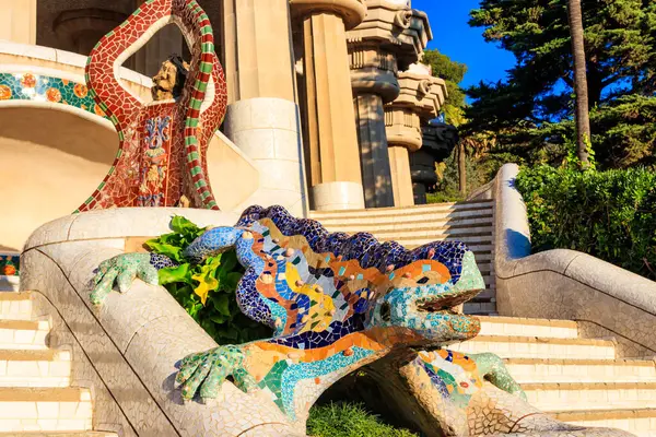 Gaudi 'nin renkli mozaik ejderha semenderi Park Guell, Barcelona, İspanya