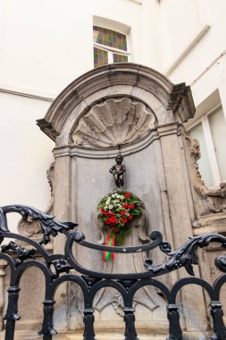 Brüksel, Belçika - 20 Ocak 2023: Brüksel, Belçika 'daki ünlü Manneken Pi çeşmesi. Brüksel 'in sembolü