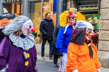 Basel, İsviçre - 28 Şubat 2023: İsviçre 'nin Basel kentinde düzenlenen geleneksel karnaval geçidi sırasında kostümlü karnaval katılımcıları