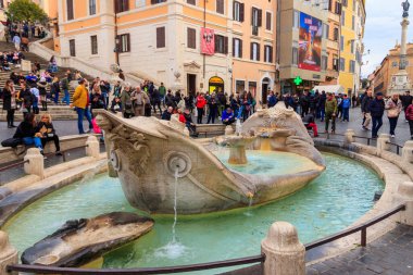 Roma, İtalya - 3 Mart 2023: Roma, İtalya 'daki İspanyol Merdivenleri' nin eteğindeki Piazza di Spagna 'da Bot veya Fontana della Barcaccia Çeşmesi