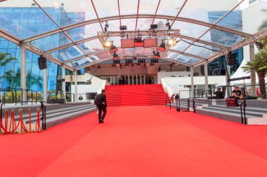 Cannes, Fransa - 17 Mayıs 2023: Fransa 'nın Cannes şehrinde düzenlenen 76. Uluslararası Film Festivali sırasında Palais des Festival Sarayı' ndaki kırmızı halı merdiveni (Festivaller ve Cannes Kongresi)