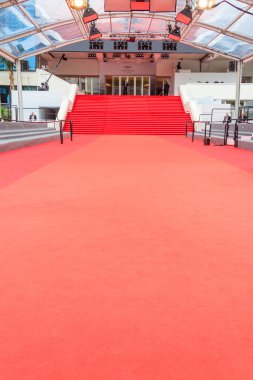 Cannes, Fransa - 17 Mayıs 2023: Fransa 'nın Cannes şehrinde düzenlenen 76. Uluslararası Film Festivali sırasında Palais des Festival Sarayı' ndaki kırmızı halı merdiveni (Festivaller ve Cannes Kongresi)