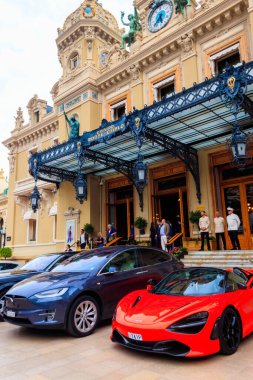 Monte Carlo, Monaco - 18 Mayıs 2023: Monte Carlo, Monaco 'daki Grand Casino' nun yanındaki lüks arabalar