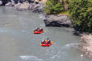 Grisons, İsviçre - 15 Temmuz 2023: Grisons (Graubunden) kantonundaki Ruinaulta Kanyonu 'nda (İsviçre Büyük Kanyonu) rafting yapan insan grupları, İsviçre