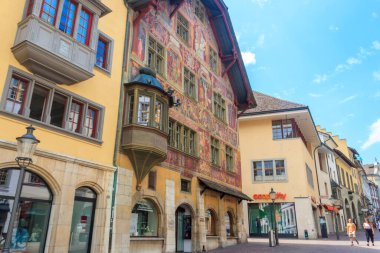 Schaffhausen, İsviçre - 16 Temmuz 2023: The House of the Knight (Haus zum Ritter) 1492 'den Tobias Stimmer' in fresk resimleriyle birlikte eski İsviçre 'nin Schaffhausen kentinde