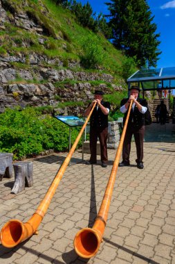 Schynige Platte, İsviçre - 18 Temmuz 2023: Schynige Platte, İsviçre 'de geleneksel İsviçreli alphorn çalgıcıları