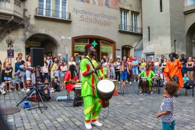 Bern, İsviçre - 10 Ağustos 2023: Buskers Bern Sokak Müzik Festivali, İsviçre
