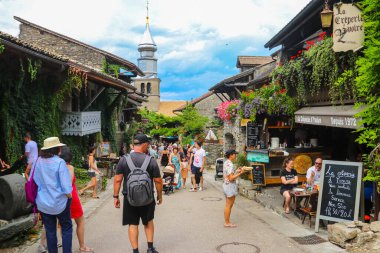 Yvoire, Fransa - 12 Ağustos 2023: Fransa 'nın Haute-Savoie kentinde Cenevre Gölü kıyısında, Fransa' nın en güzel köylerinden biri olarak sınıflandırılan ortaçağ köyü Yvoire 'nin sokağı