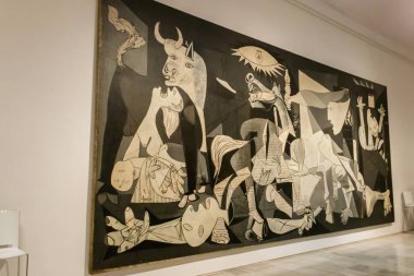 Madrid, İspanya - 21 Şubat 2024: Pablo Picasso 'nun İspanya' daki Kraliçe Sofya Ulusal Müzesi Sanat Merkezi 'nde yaptığı resim Guernica, 1937