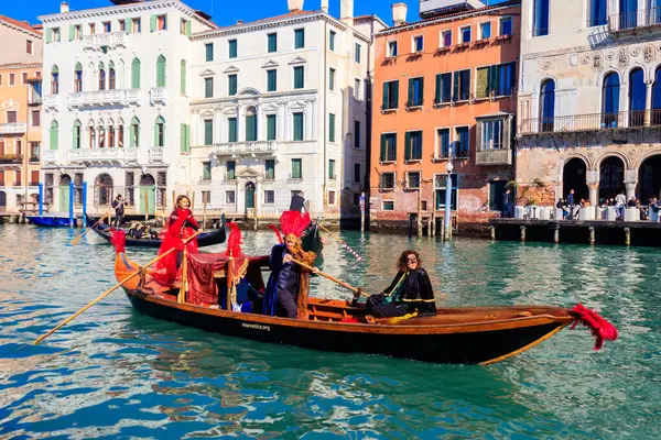 Venedik, İtalya - 12 Şubat 2023: Venedik, İtalya 'daki Grand Canal' da gondolda karnaval kostümlü insanlar