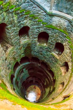 Portekiz, Sintra 'daki Quinta da Regaleira Sarayı' nın parkında Kabul Kuyusu (Ters Kule)