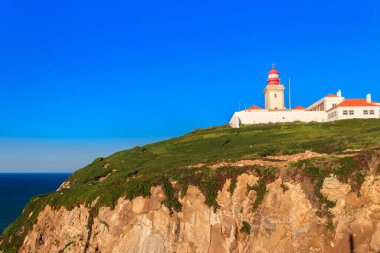 Cabo da Roca uçurumundaki deniz feneri. Cabo da Roca ya da Cape Roca, Portekiz, Avrupa kıtasının ve Avrasya 'nın en batı pelerinidir.