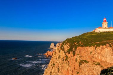 Cabo da Roca uçurumundaki deniz feneri. Cabo da Roca ya da Cape Roca, Portekiz, Avrupa kıtasının ve Avrasya 'nın en batı pelerinidir.