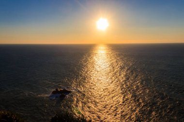 Gün batımında Cabo da Roca 'dan Atlantik Okyanusu manzarası. Cabo da Roca ya da Cape Roca, Portekiz, Avrupa kıtasının ve Avrasya 'nın en batı pelerinidir.