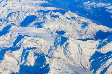 İsviçre Alpleri 'nin uçaktan karla kaplı görüntüsü