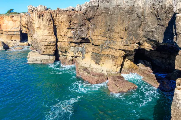 Boca do Inferno (Cehennem Ağzı), Portekiz 'in Cascais kentinde okyanusun kenarında bulunan eşsiz bir kaya oluşumudur.