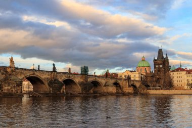 Çek Cumhuriyeti Prag 'daki Vltava Nehri üzerindeki ünlü Charles köprüsünün manzarası