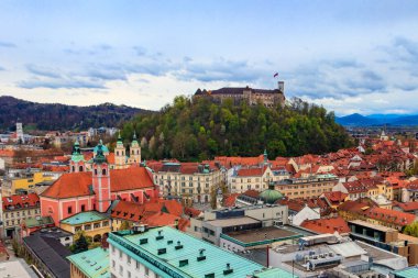 Slovenya 'nın Ljubljana kentindeki ortaçağ Ljubljana şatosunun manzarası.