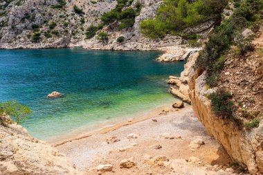 Fransa 'nın güneyinde Marsilya ve Cassis arasında Akdeniz kıyısındaki Calanque de Morgiou manzarası