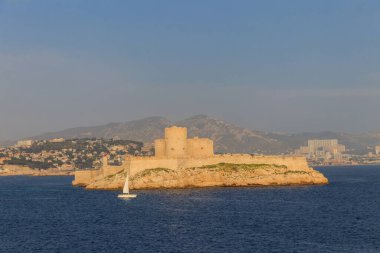 Fransa 'nın Marsilya kentindeki eski bir kraliyet hapishanesi olan Chateau d' if (if kalesi) manzarası
