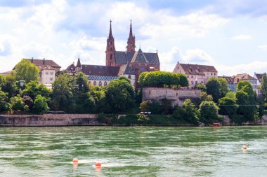 Basel şehrinin güzel panoramik manzarası ve İsviçre 'deki Ren nehri.
