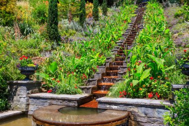Almanya, Constance Gölü 'ndeki Mainau adasındaki İtalyan çiçek suyu merdivenleri.