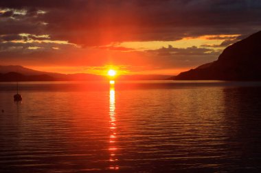 İsviçre 'de Thun Gölü' nde güzel bir gün batımı