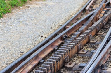 Çarklı tren raylarına yakın çekim