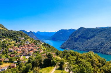 İsviçre 'nin Ticino kantonundaki Monte Bre dağından Lugano Gölü manzarası