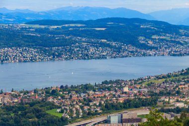 Zürih şehrinin hava manzarası ve İsviçre 'nin Uetliberg dağından Zürih Gölü.