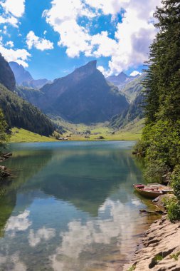 Appenzell yakınlarındaki Seealpsee Gölü Alpstein dağ sırası, Ebenalp, İsviçre