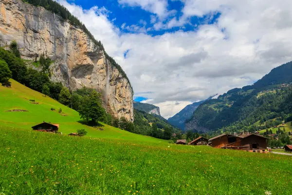 Bernese Oberland, İsviçre 'deki Lauterbrunnen Vadisi manzarası. İsviçre doğası ve seyahat. Alp manzarası