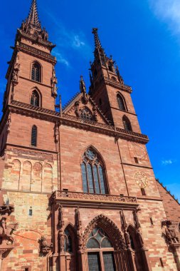 İsviçre 'deki Basel Minster Katedrali cephesi