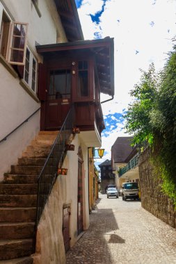 Ligerz kasabasındaki Dar Sokak, Bern Kantonu, İsviçre