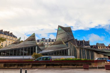 Saint Joan of Arc Kilisesi Rouen, Normandiya, Fransa 'daki antik pazar meydanının merkezinde.