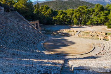 Antik Epidaurus Tiyatrosu, Yunanistan 'ın Peloponnese kentinde antik Yunan tıp tanrısı Asclepius' a adanmış güneydoğu tapınağının sonunda yer alan Epidaurus kentindeki bir tiyatrodur.