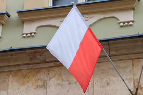 Флаг Польши на фасаде здания