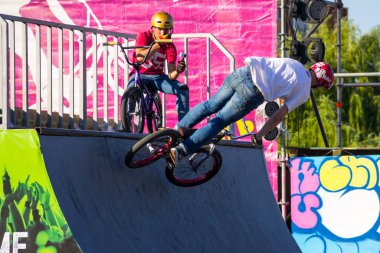 Kremenchug, Ukrayna - 5 Haziran 2017: Aşırı Bmx sürücüsü kask skatepark rekabet içinde. Kimliği belirsiz Bmx sürücüsü festival aşırı bölge üzerinde hile yapmak