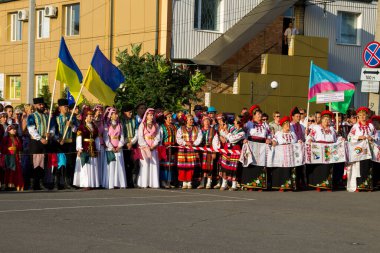 Genichesk, Ukrayna - 26 Ağustos 2017: İnsanlar Festivali ulusal kültür Tavriyska rodyna (Tavria aile sırasında geleneksel giyim)