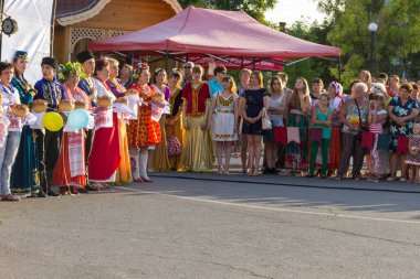 Genichesk, Ukrayna - 26 Ağustos 2017: İnsanlar Festivali ulusal kültür Tavriyska rodyna (Tavria aile sırasında geleneksel giyim)
