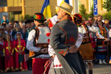 Genichesk, Ukrayna - 26 Ağustos 2017: Ulusal Kültür Festivali sırasında Ukrayna 'da geleneksel giyinmiş dansçılar Tavriyska rodyna (Tavria Ailesi))