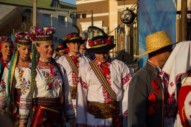 Genichesk, Ukrayna - 26 Ağustos 2017: Ulusal Kültür Festivali sırasında Ukrayna 'da geleneksel giyinmiş dansçılar Tavriyska rodyna (Tavria Ailesi))