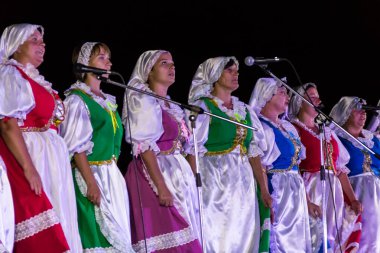 Genichesk, Ukrayna - 26 Ağustos 2017: Çek geleneksel giyimli şarkıcılar, Tavriyska Rodyna Ulusal Kültür Festivali sırasında sahnede sahne aldılar (Tavria Ailesi)