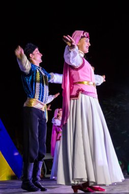 Genichesk, Ukrayna - 26 Ağustos 2017: Ulusal kültür Tavriyska Festival rodyna (Tavria aile sırasında Sahne Alanı'nda Türk geleneksel giyim dansçılar gerçekleştirmek)