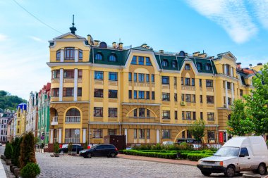 Kiev, Ukrayna - 28 Temmuz 2018: Kiev, Ukrayna 'daki Vozdvizhenka elit bölgesinin renkli evleri