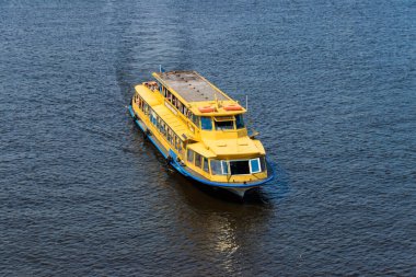 Kiev, Ukrayna - 28 Temmuz 2018: Kiev 'deki Dinyeper nehrinde seyahat eden turist gemisi