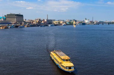Kiev, Ukrayna - 28 Temmuz 2018: Kiev 'deki Dinyeper nehrinde seyahat eden turist gemisi